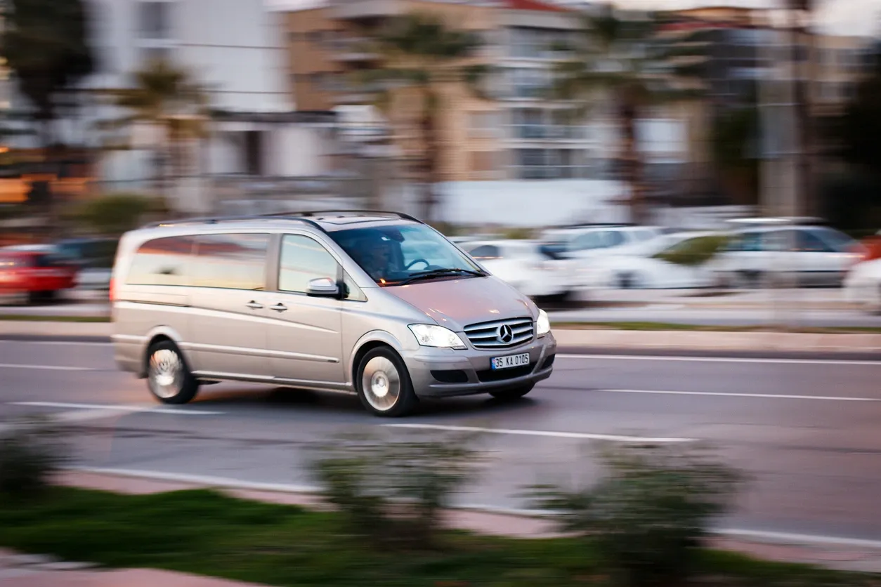 Un chauffeur Marocain avec son Mercedes Vito